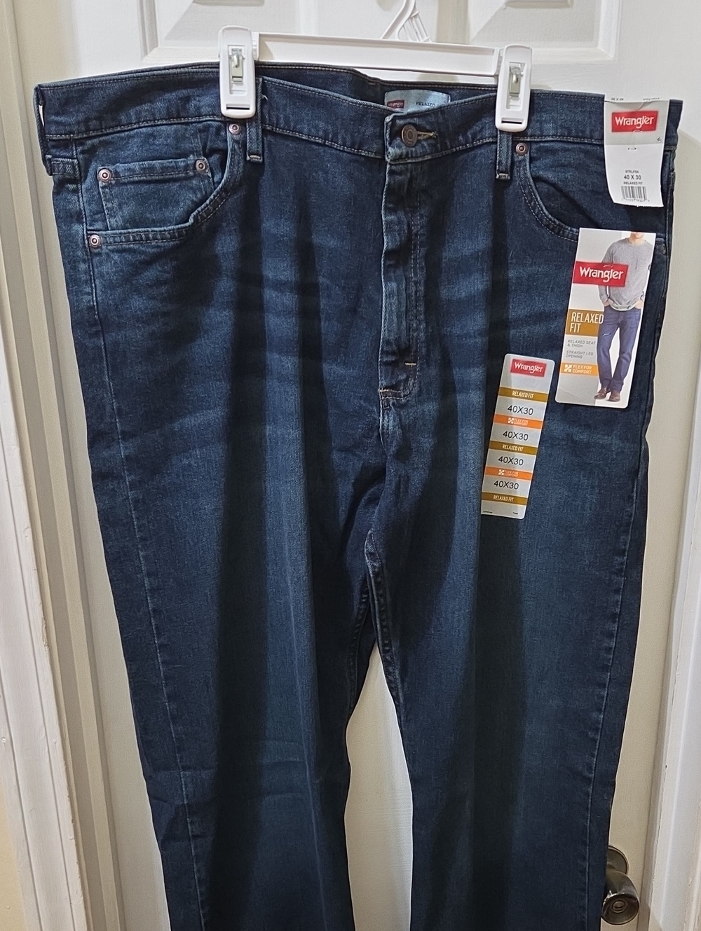 NEW Wrangler Men's Relaxed Fit Jeans in Dark Blue Wash With Tags